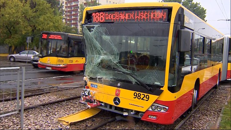 Warszawa: 11 osób w szpitalu po zderzeniu tramwaju z autobusem