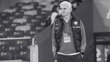 Jacek Magiera, drugi trener polskiej reprezentacji w piłce nożnej, w kamizelce z logo reprezentacji.