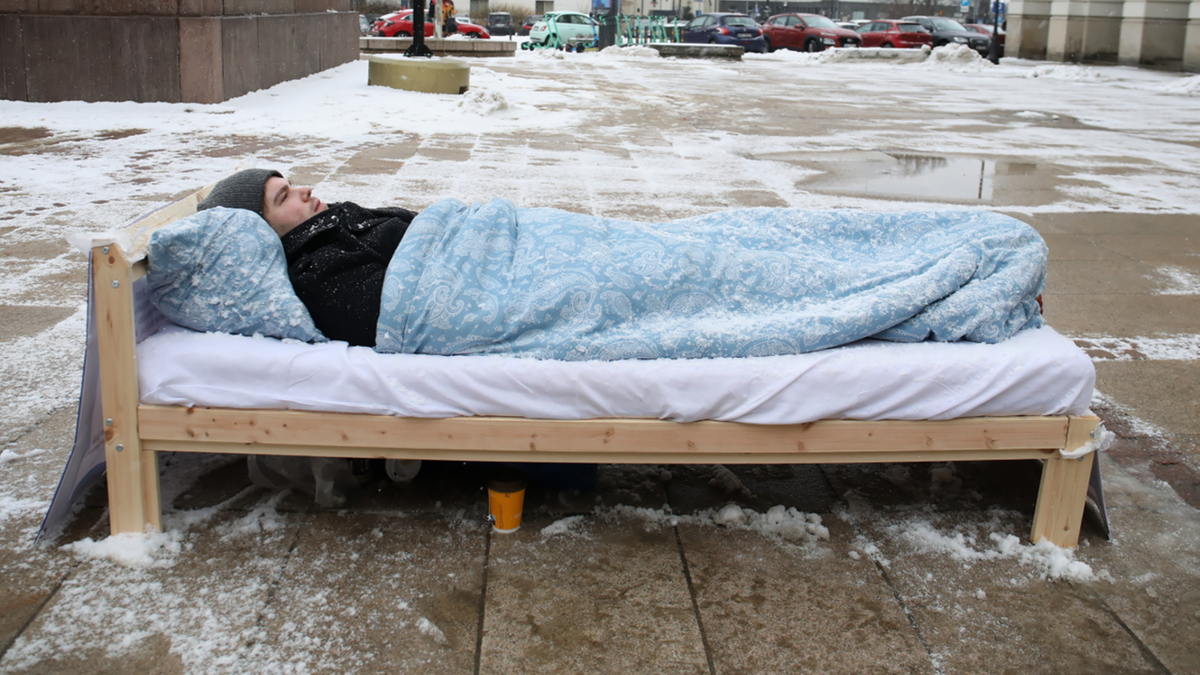 Protest w centrum Warszawy. Jakub Tarasewicz trzy dni leżał w łóżku na mrozie
