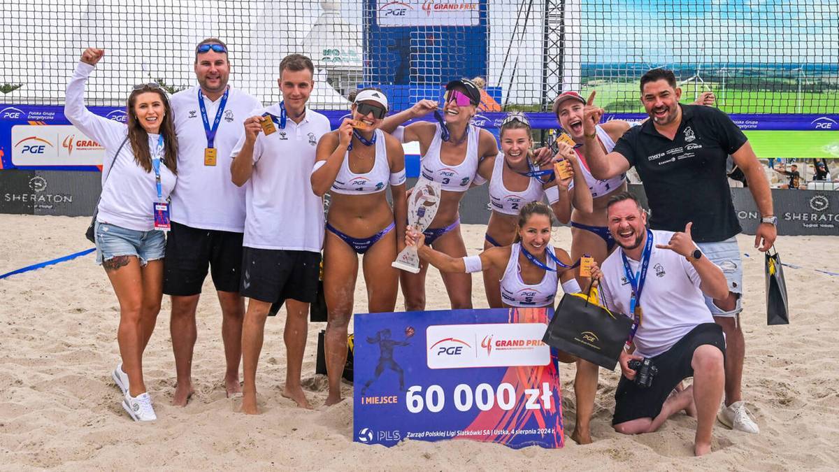 Drużyna siatkówki plażowej świętująca zwycięstwo, trzymająca dyplom i torbę z nagrodą pieniężną.