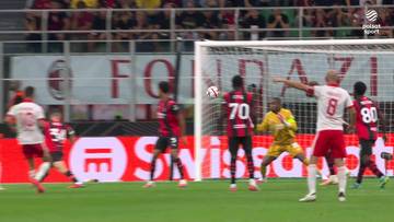 Zdjęcie z meczu piłkarskiego Milan - Benfica, przedstawiające moment zdobycia br
