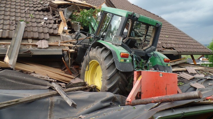 Austria. Pomyliła sprzęgło z hamulcem. 11-latka wjechała traktorem na dach