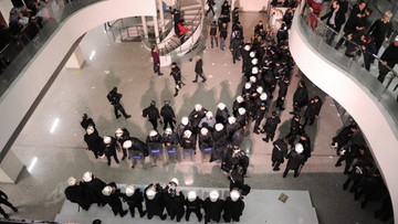 Turecka policja weszła do redakcji gazety wroga Erdogana. Wybuchły zamieszki