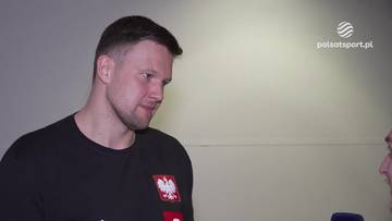 Kamil Syprzak, polski piłkarz ręczny, ubrany w czarną koszulkę z naszywką z godłem Polski.