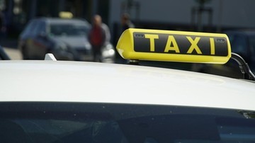 Śmiertelny wypadek w Warszawie. Taksówkarz zasnął za kierownicą