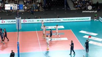 Mecz siatkówki CUK Anioły Toruń - BKS Bydgoszcz, gracze na boisku, widoczna tablica z wynikami.