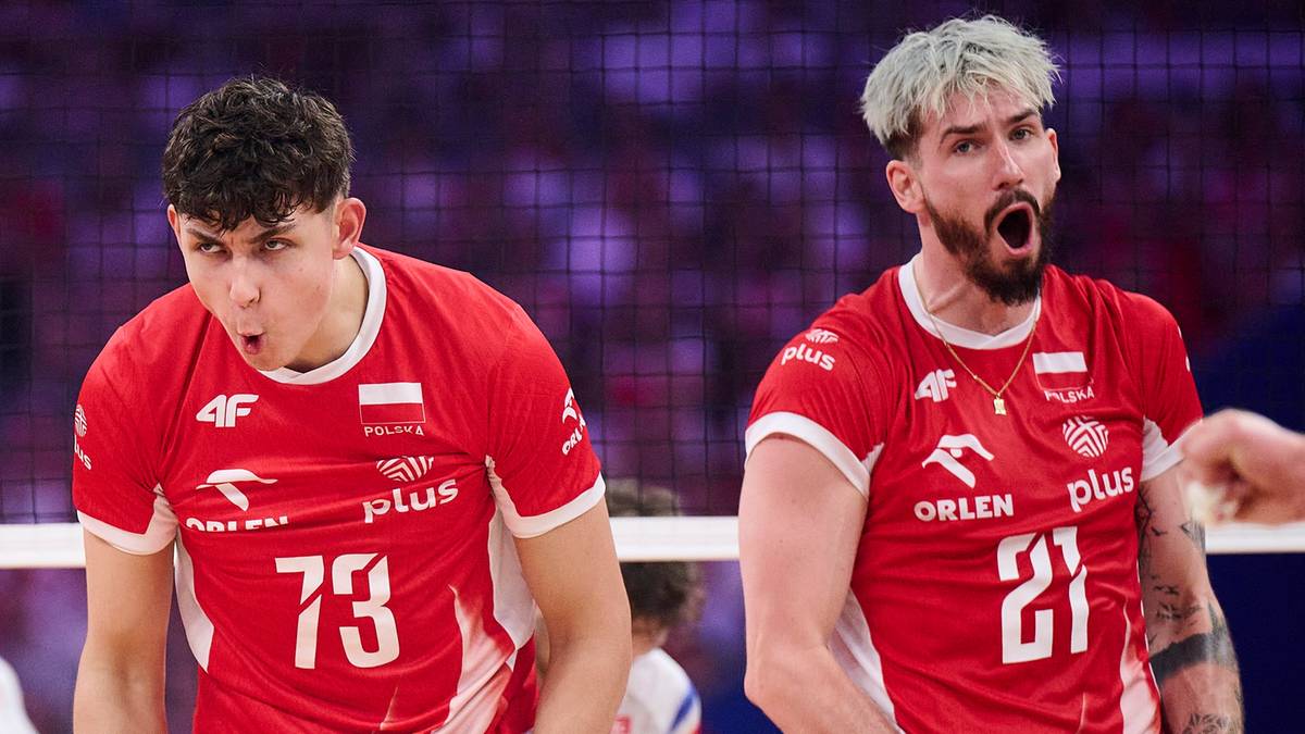 Dwóch siatkarzy reprezentacji Polski w czerwonych strojach meczowych, jeden z numerem 73, drugi z numerem 21.