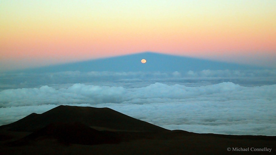 Księżyc na tle cienia wulkanu Mauna Kea na Hawajach. Fot. Michael Connelley.