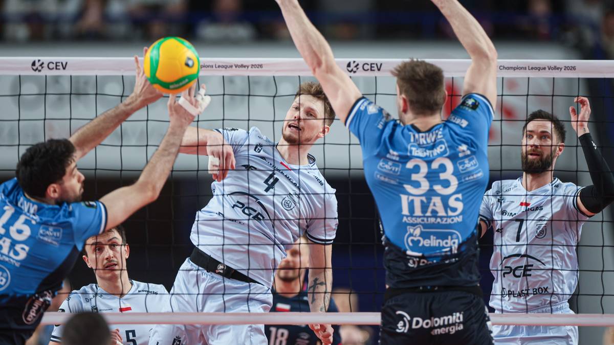 Siatkarze PGE Projektu Warszawa i Itas Trentino podczas akcji przy siatce w meczu siatk&oacute;wki.