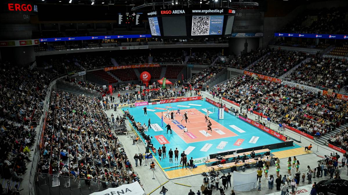 Hala sportowa Ergo Arena w Gdańsku wypełniona widzami podczas meczu siatkówki.