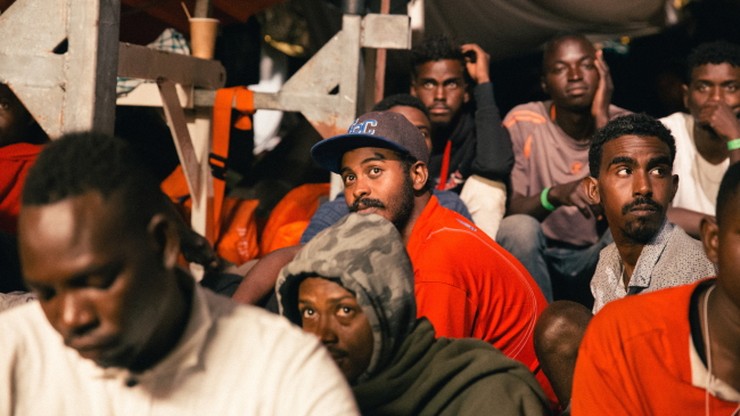 Statek z migrantami, którego nie przyjęli Włosi, wpłynął do maltańskiego portu