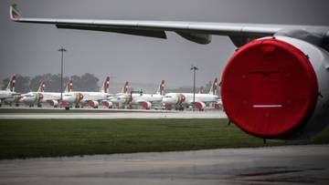 Awaria silnika, lot wstrzymany. Problemy przed meczem LM