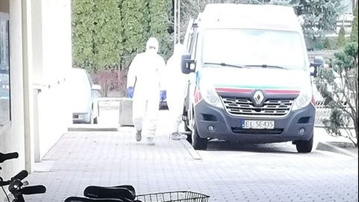 Podejrzenie koronawirusa koło Warszawy. Z budynku przychodni wyprowadzono dwie osoby w maskach