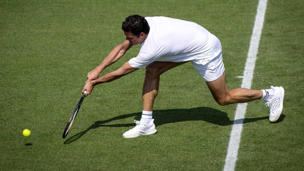 Kanadyjski tenisista uderza piłkę rakietą na korcie tenisowym