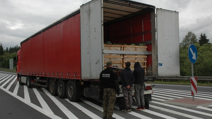 Od roku Afgańczycy próbowali dostać się do Francji. Ukryli się w naczepie ciężarówki z owocami