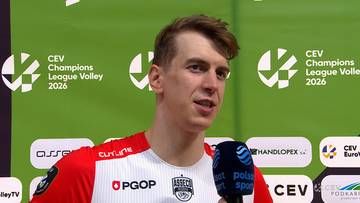Artur Szalpuk, siatkarz, podczas wywiadu w koszulce sportowej z logotypami CEV Champions League Volley 2026 w tle.