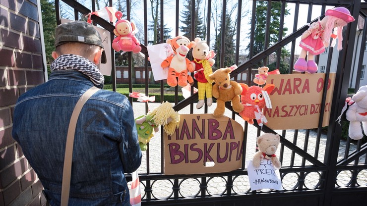 "Hańba Biskupia". Protesty przed kuriami przeciwko tuszowaniu pedofilii w kościele