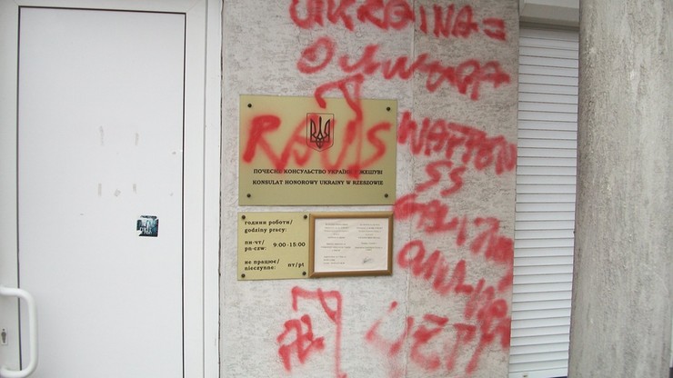 "Nie ma zgody na jakiekolwiek akty nienawiści oraz ksenofobii". Antyukraińskie napisy na budynku konsulatu