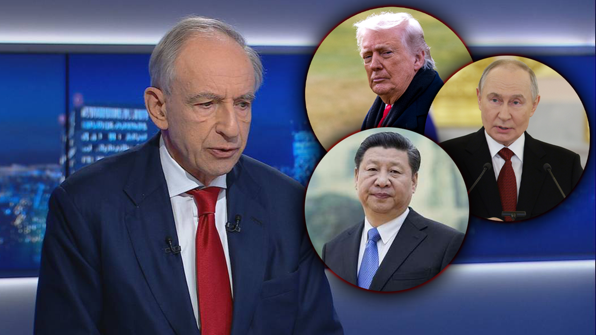 Władysław Teofil Bartoszewski w studiu telewizyjnym z portretami Donalda Trumpa, Władimira Putina i Xi Jinpinga w tle.