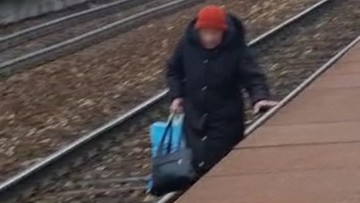 Seniorka szła po torach. Z naprzeciwka jechał pociąg