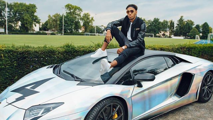 Aubameyang próbował przejechać kobietę złotym Lamborghini?