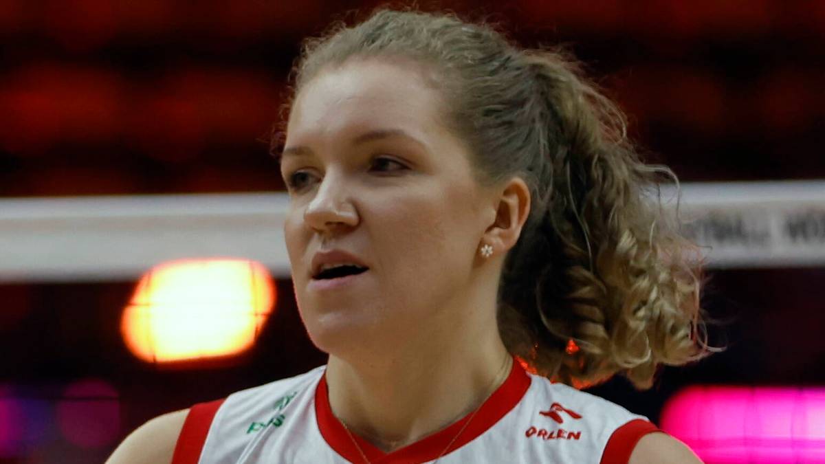 Siatkarka Agnieszka Korneluk w białej koszulce z czerwonymi elementami i numerem 5.