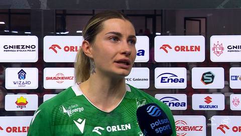 Aleksandra Rosiak, siatkarka w zielonej koszulce, udziela wywiadu.