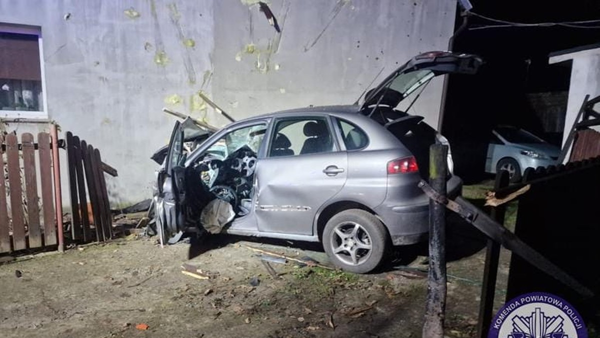 Mościsko. Samochód wypadł z drogi i wjechał w dom. Nie żyje jedna osoba