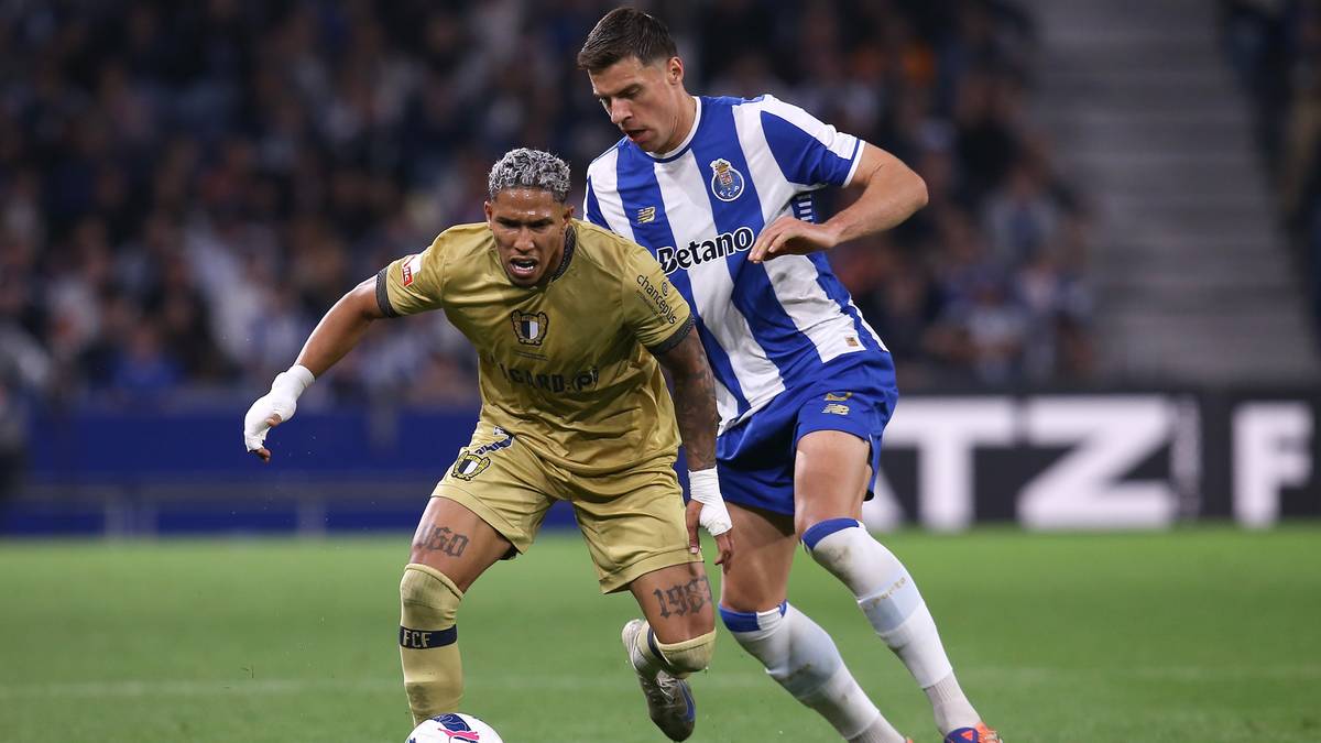 Dwóch piłkarzy FC Porto rywalizuje o piłkę na boisku podczas meczu.