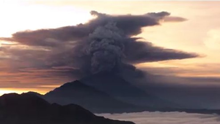 Erupcja wulkanu na Bali. Ostrzeżenia dla ruchu lotniczego