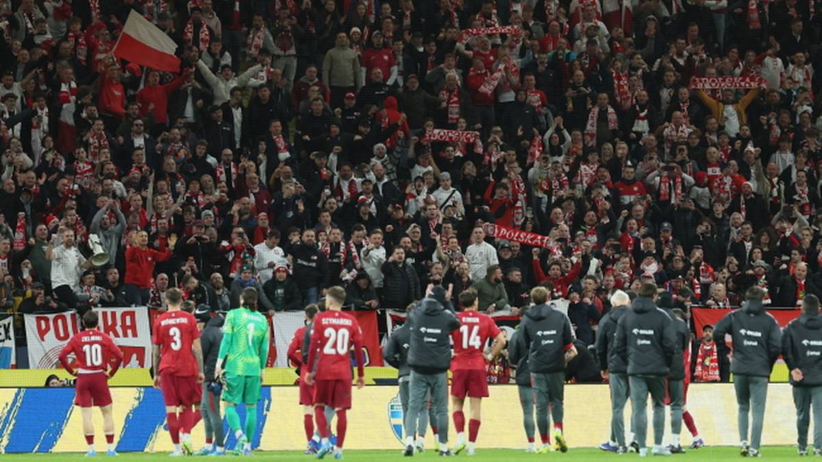 Piłkarze reprezentacji Polski na tle trybun wypełnionych kibicami