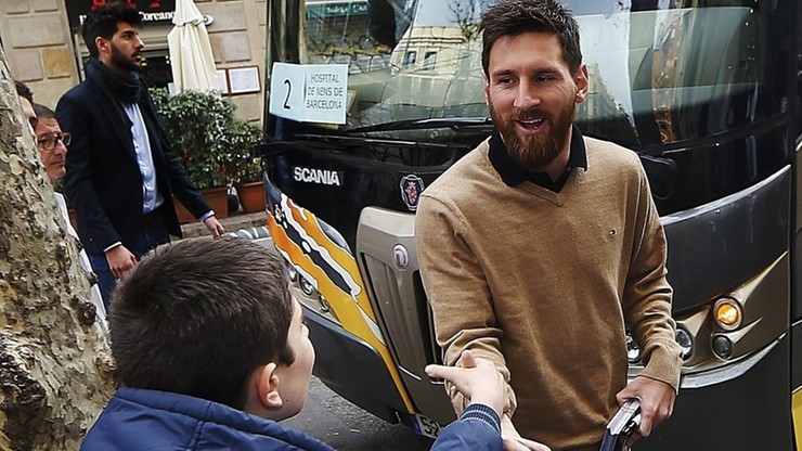 Piłkarze Barcelony odwiedzili dzieci w szpitalach. Przywieźli prezenty