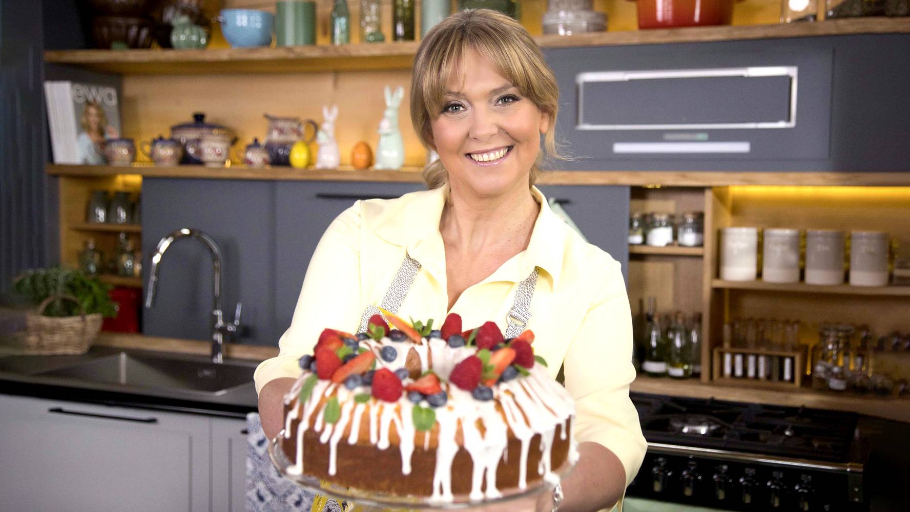 Babka z mascarpone to hit. Ewa Wachowicz robi ją z owocami