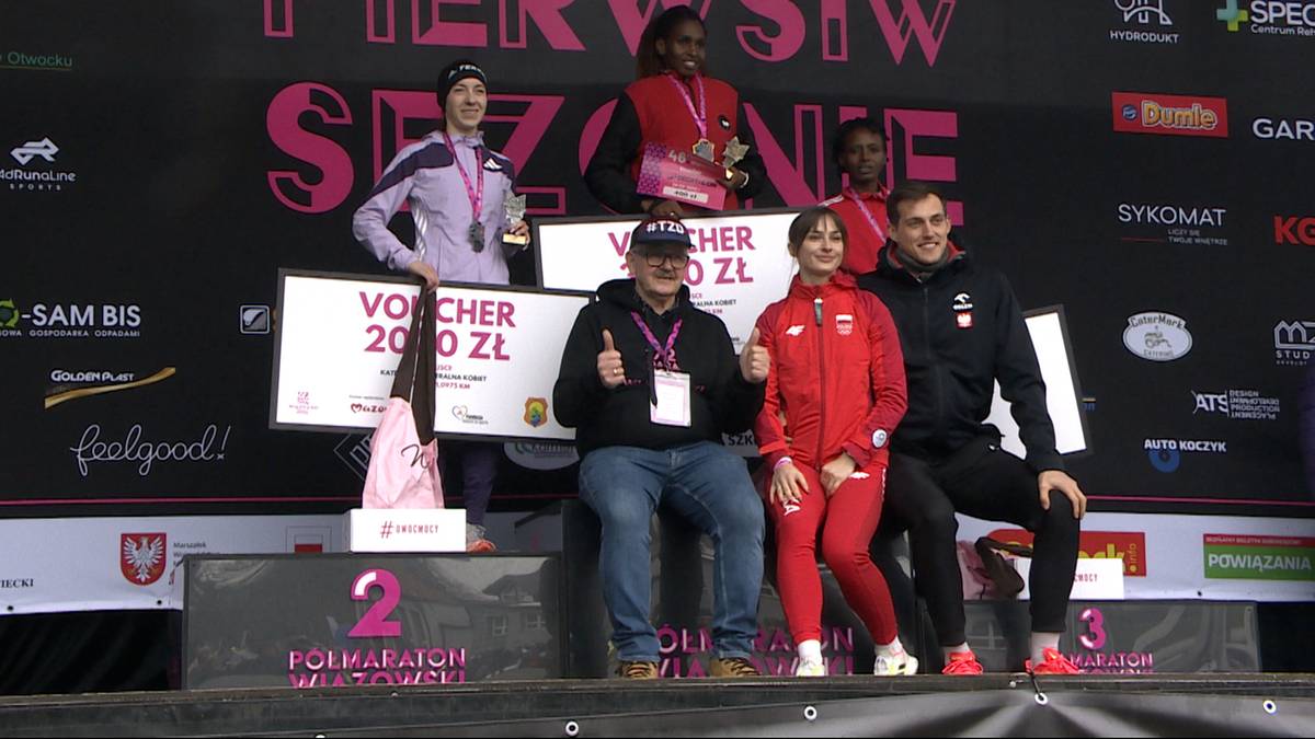 Zwycięzcy P&oacute;łmaratonu Wiązowskiego na podium.