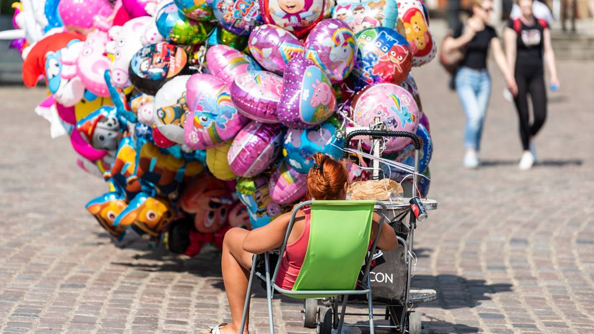 Stojak z wieloma kolorowymi balonami z helem o r&oacute;żnych kształtach i wzorach.