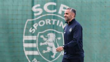 Trener Sportingu CP stoi na tle herbu klubu.