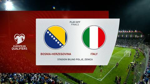 Logotypy reprezentacji Bośni i Hercegowiny oraz Włoch z napisem "PLAY-OFF FINALS" i informacją o stadionie Bilino Polje Zenica. W tle widoczny fragment stadionu piłkarskiego.