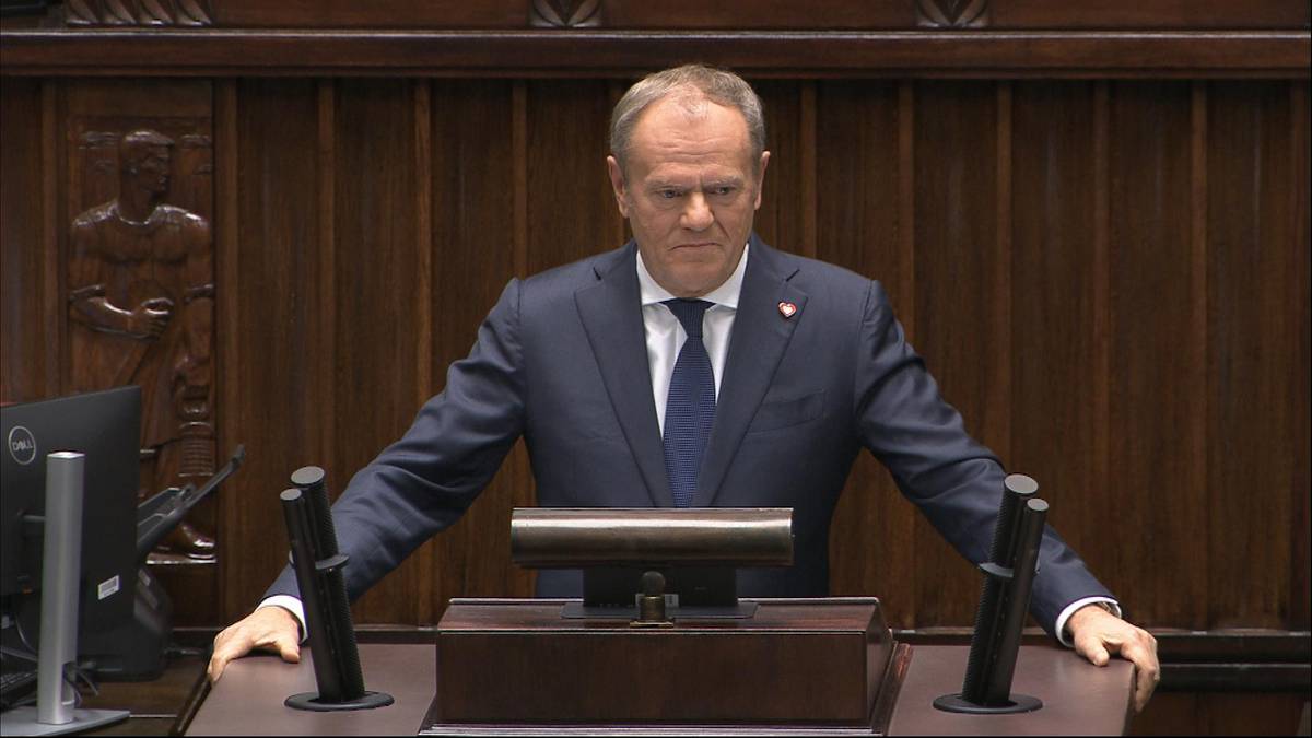 Premier Donald Tusk przemawia na sejmowej mównicy w garniturze