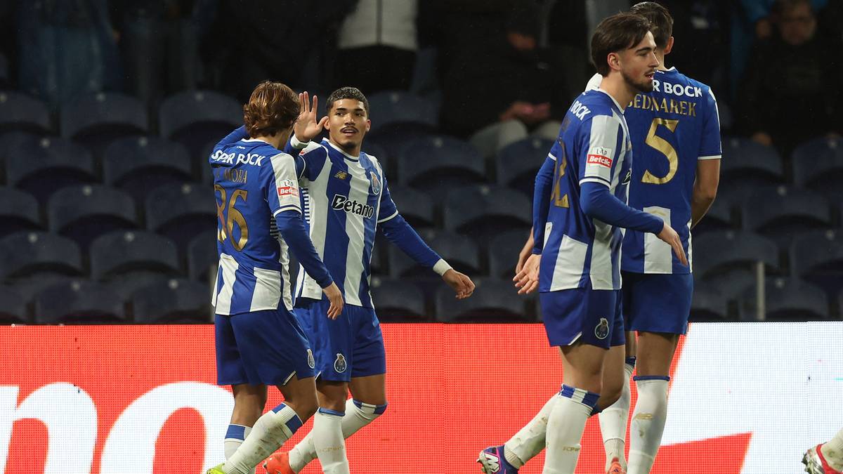 Piłkarze FC Porto świętują zdobycie bramki podczas meczu ligowego.