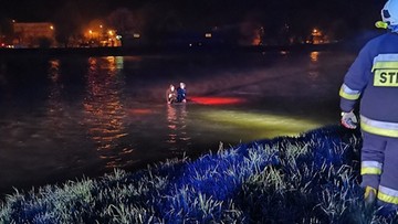 Auto wpadło do rzeki. Pasażerowie weszli na dach
