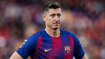 Robert Lewandowski w niebiesko-czerwonej koszulce FC Barcelony.