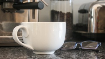 Kawiarnie tracą klientów. Polacy parzą kawę w domu