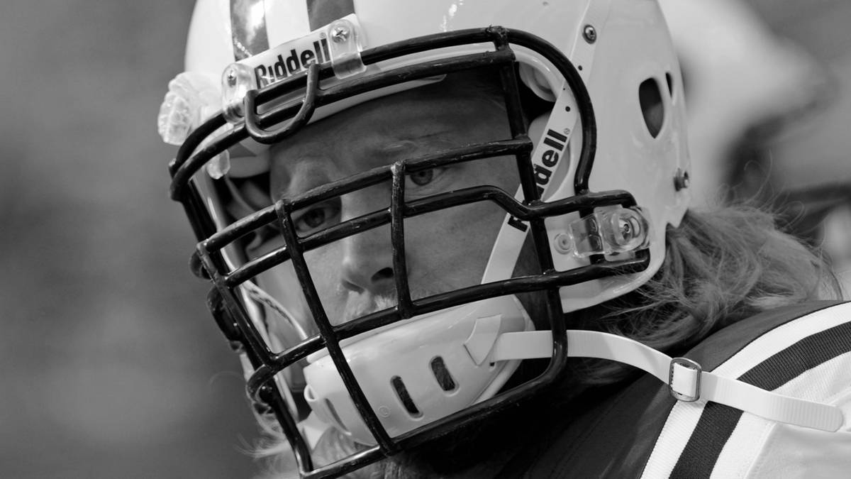 Portret zawodnika futbolu amerykańskiego w kasku.