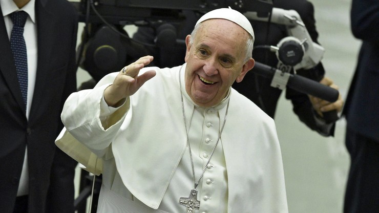 Papież zmienił obrzęd obmycia stóp - dopuścił do niego kobiety