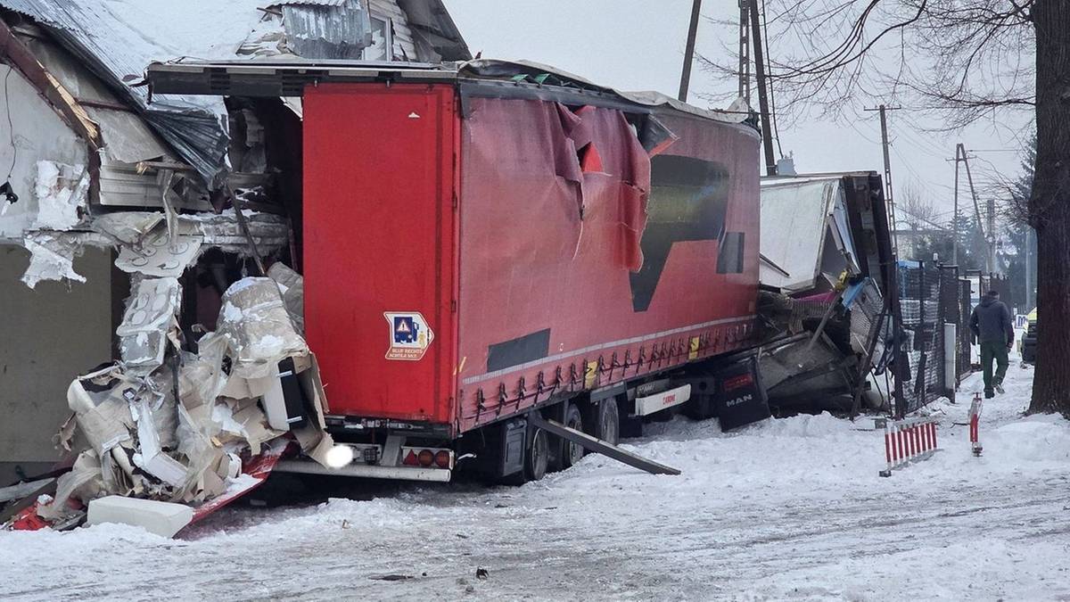Ciężarówka wbiła się w budynek. Wypadek w Jaśle