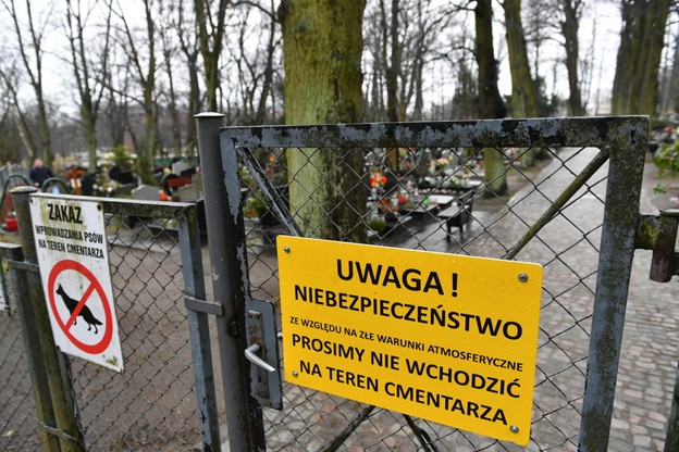 Zamknięty wskutek porywistego wiatru Cmentarz Garnizonowy w Gdańsku
