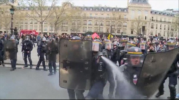 Kamieniami i krzesłami w policję. Francuzi nie chcą pracować 48 godzin w tygodniu
