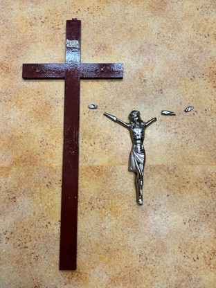 Krzyż zabrano ze ściany kościoła