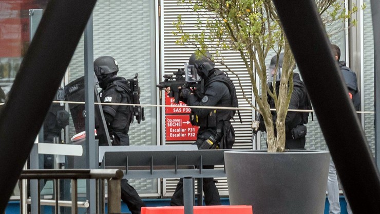 "Jestem gotów umrzeć za Allaha". Islamista, który zaatakował lotnisko w Paryżu, był uzbrojony w wiatrówkę