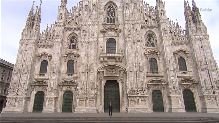 Andrea Bocelli w pustej katedrze. "Kto śpiewa, modli się dwa razy"